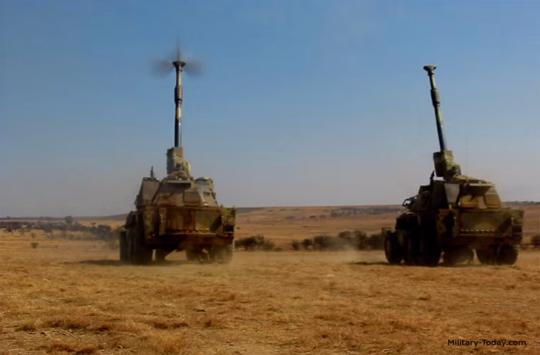 Tầm bắn hiệu quả của pháo tự hành G6 Rhino đạt 30km và 39km với đạn pháo tăng tầm. Tuy nhiên G6 vẫn có thể nâng tầm bắn tối đa của mình lên 50km với các loại đạn pháo 155mm thế hệ mới. Tốc độ bắn tối đa của nó 4 viên/ mỗi phút và có thể mang theo tới 47 viên đạn pháo 155mm, kíp chiến đấu của G6 gồm 5 binh sĩ với thời gian triển khai hơn 30 giây.