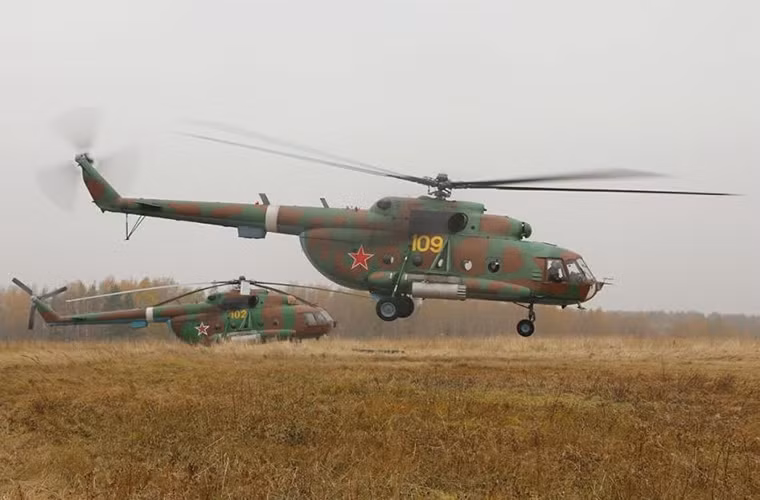 Hai chiếc Mi-8MT hạ cánh xuống bãi đất trống gần khán đài tại Krasnoarmeisk.