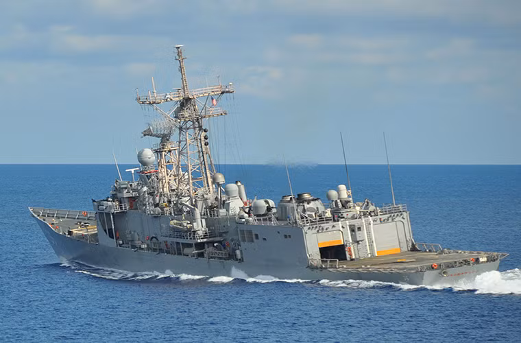 Tàu hộ vệ tên lửa Oliver Hazard Perry hay còn được gọi là lớp Perry được Hải quân Mỹ đưa vào trang bị từ năm 1977. Những chiếc cuối cùng thuộc lớp tàu hộ vệ này đã được Hải quân Mỹ cho nghỉ hưu vào tháng 9 năm nay. Tuy nhiên vẫn có một số lượng lớn các tàu hộ vệ mang tên lửa lớp Perry hoạt động trong lực lượng hải quân nhiều nước trên thế giới trong đó có Đài Loan.