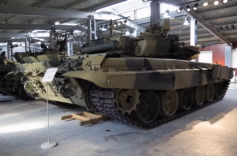 T-90A là biến thể T-90 chiếm số lượng nhiều nhất trong Quân đội Nga, được trang bị một pháo nòng trơn 125mm với hệ thống nạp đạn tự động. Pháo chính của T-90A có thể sử dụng nhiều loại đạn pháo khác 125mm khác nhau đang được Quân đội Nga sử dụng, bên cạnh đó nó còn thể phóng cả tên lửa chống tăng qua nòng pháo chính. Hình ảnh chụp phía sau tháp pháo của một chiếc T-90A.