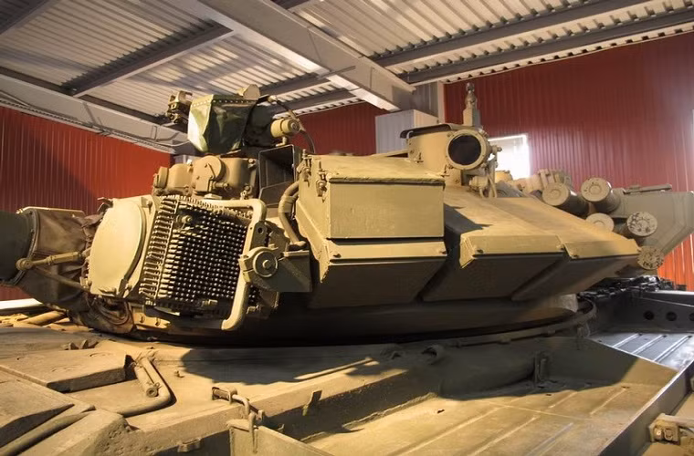 Hệ thống giáp bảo vệ đa lớp của T-90A cơ bản có thể vô hiệu hóa được đạn pháo 120mm vốn được trang bị trên các dòng xe tăng chiến đấu chủ lực của Phương Tây hay các loại tên lửa chống tăng tấn công từ phía trên nóc tháp pháo hoặc động cơ. Tuy nhiên từ khi đưa vào trang bị cho tới nay T-90 vẫn chưa thực sự tham chiến tại bất cứ cuộc xung đột nào nếu có đi nữa thì chúng vẫn đóng vai trò phụ.