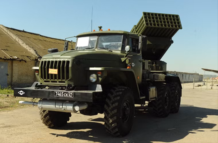 Dù cho có cỡ nòng lớn hơn, bắn xa hơn, nhưng BM-30 Smerch lại không được chọn vào top vũ khí Lục quân Nga nguy hiểm nhất. Mà thay vào đó là tổ hợp pháo phản lực Tornado-G 122mm - biến thể nâng cấp sâu rộng trên cơ sở pháo Grad huyền thoại.