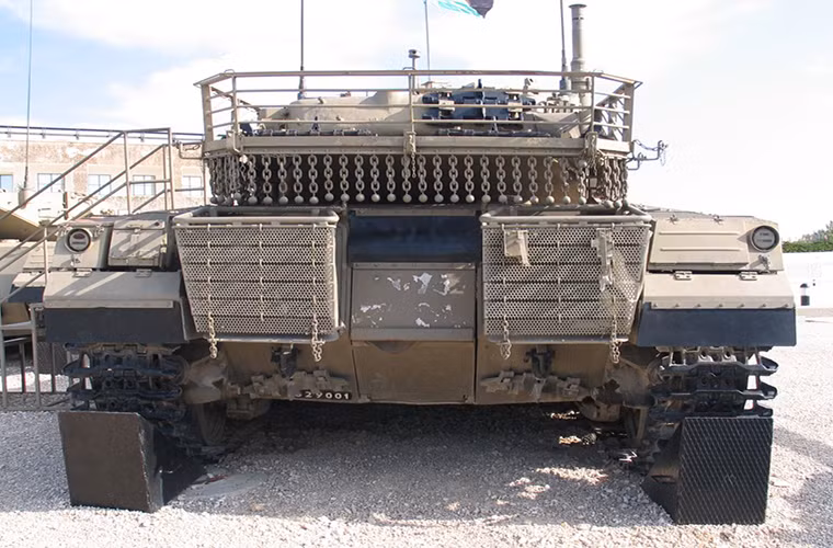 Các dòng xe tăng chiến đấu chủ lực Merkava của Israel trong đó có Merkava Mk II được đánh giá sở hữu hệ thống giáp phòng vệ hiệu quả nhất thế giới. Với hệ thống giáp bảo vệ hỗn hợp và hệ thống phòng vệ chủ động, Merkava Mk II hoàn toàn đánh chặn các loại tên lửa chống tăng của đối phương. Thậm chí nếu nó bị bắn hạ thì kíp chiến đấu bên trong vẫn được bảo vệ an toàn và có thể thoát ra ngoài nhờ cửa hậu nhỏ phía sau xe.