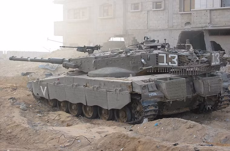 Tương tự như Merkava Mk I, Merkava Mk II cũng được trang bị một động cơ disel Teledyne Continental AVDS-1790-6A có công suất 908 mã lực với hệ thống làm mát bằng không khí, một thế mạnh của Merkava Mk II là việc nó được trang bị hộp số tự động giúp giảm mức tiêu hao nhiên liệu và tăng dự trữ hành trình.