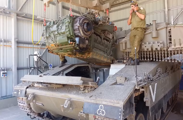 Merkava Mk II có tới 3 biến thể nâng cấp khác nhau gồm: Merkava Mk IIB,C và D. Mỗi biến thể nâng cấp của Merkava Mk II đều có những điểm mạnh riêng như hệ thống điều khiển hỏa lực hay hệ thống giáp bảo vệ đa năng có thể thay thế được ngay cả khi đang tác chiến. Trong ảnh là động cơ của Merkava Mk II được bố trí phía trước xe.
