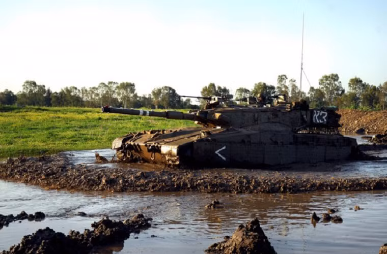 Một chiếc Merkava Mk II có trọng lượng khoảng 63 tấn với kíp chiến đấu gồm 4 binh sĩ gồm chỉ huy, lái xa, pháo thủ và nạp đạn. Mỗi chiếc Merkava Mk II có thể mang theo tối đa 62 đạn pháo 105mm, phạm vi hoạt động của nó khoảng 500km và có thể di chuyển với vận tốc 50km/h.