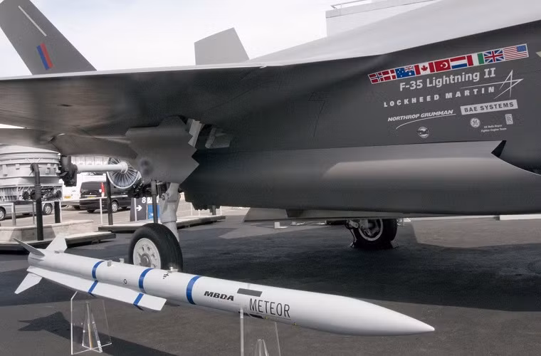Theo tờ Defense Daily News, hãng MBDA đang xúc tiến hợp đồng chuyển giao các tên lửa không đối không Meteor BVRAAM cho Không quân Hoàng gia Thái Lan (RTAF). Chúng sẽ được trang bị trên những chiếc tiêm kích hiện đại nhất của RTAF hiện nay là Saab JAS-39C.