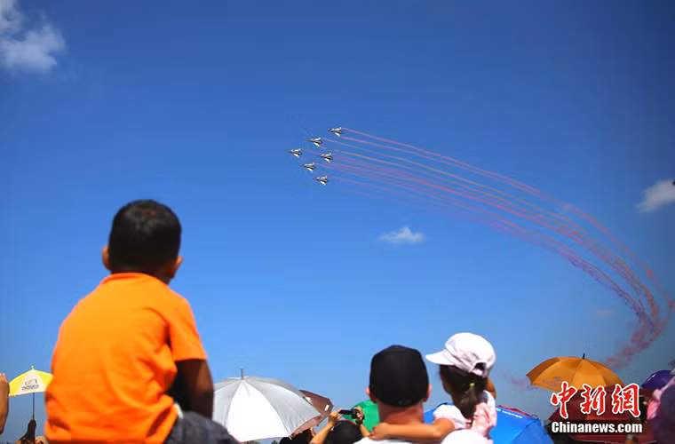 Buổi biểu diễn chung giữa giữa Không quân Trung Quốc và Không quân Hoàng gia Thái Lan tại Korat thu hút khá nhiều du khách tham quan trong đó cũng có cả những du khách nước ngoài.