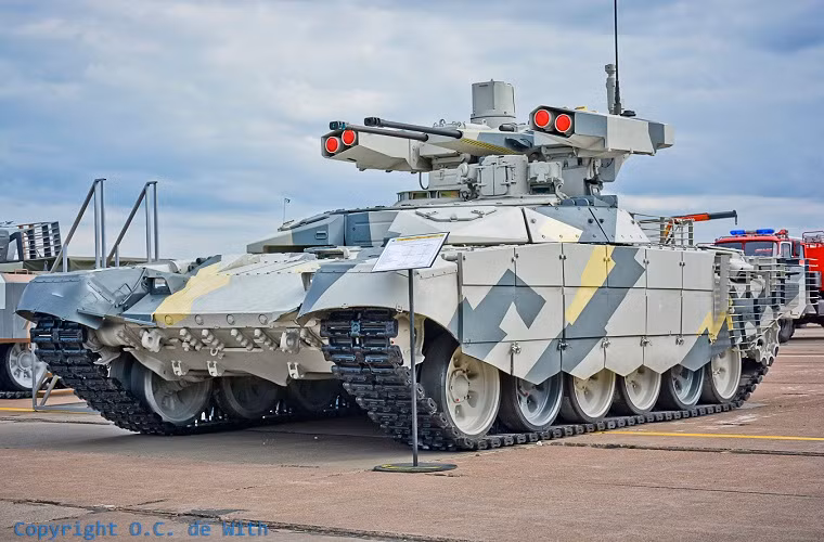 BMPT-72 được trang bị hệ thống hỏa lực vượt trội đủ sức hạ gục bất cứ phương tiện bọc thép nào gồm hai pháo tự động 2A42 30mm, hai súng phóng lựu tự động AG-17D 30mm và 4 tên lửa chống tăng dẫn đường 9M120 Ataka.