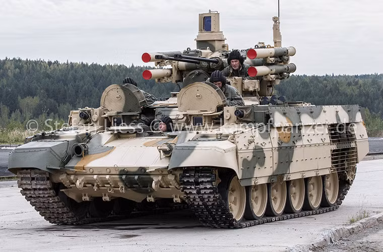 Tuy T-90 không lọt vào top vũ khí nguy hiểm Lục quân Nga do IR đánh giá, nhưng BMPT-72 - xe chiến đấu hỗ trợ tăng "kẻ hủy diệt" lại là thứ vũ khí lọt top. Đây là phương tiện chiến đấu độc đáo của Quân đội Nga được phát triển đi kèm đội hình xe tăng tấn công mục tiêu ẩn núp với pháo bắn nhanh, tiêu diệt xe tăng địch ở tầm xa. Ảnh: Phiên bản ban đầu của BMPT-72.