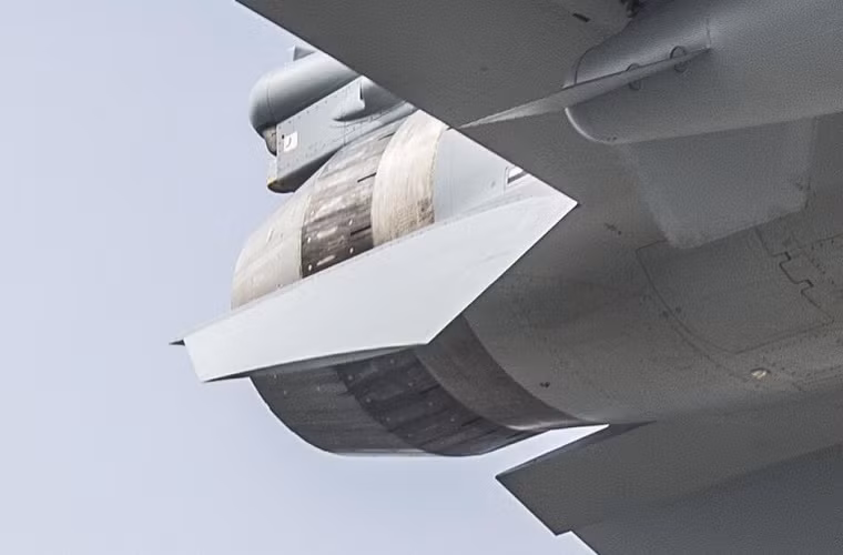 Được biết, hầu hết những chiếc J-10B của Không quân Trung Quốc đều sử dụng động cơ phản lực AL-31FN M1 do Nga sản xuất. Tuy WS-10 cũng được Tập đoàn Thành Đô trang bị cho J-10B nhưng nó lại vấp phải sự phản đối mạnh mẽ từ giới tướng lính Không quân Trung Quốc.