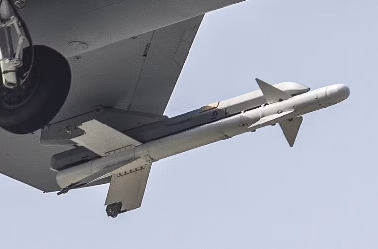 Nhằm đánh giá đủ năng lực hoạt động của WS-10 biến thể J-10B vừa được Trung Quốc thử nghiệm đã mang theo hai thùng nhiên liệu phụ.