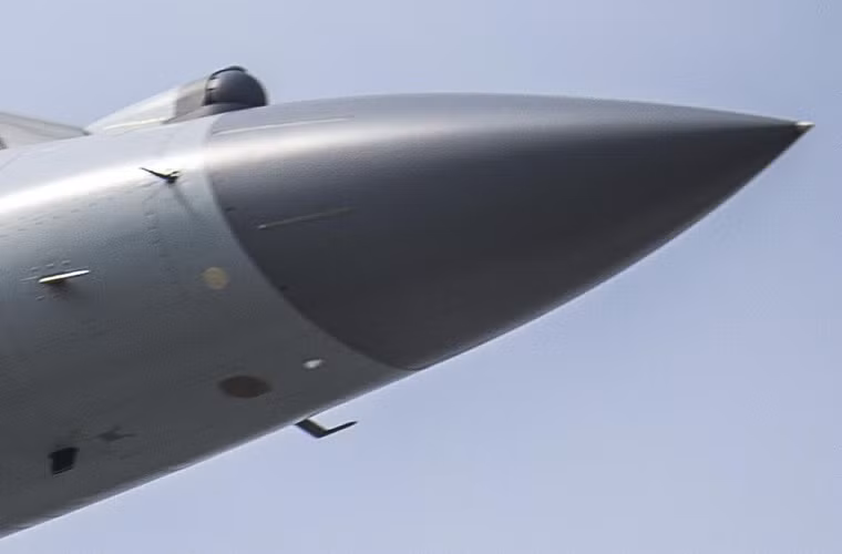 So với phiên bản J-10A trước đó, J-10B được trang bị một radar quét mảng pha điện tử chủ động với phần mũi máy bay cũng được sửa đổi để phù hợp với loại radar này.