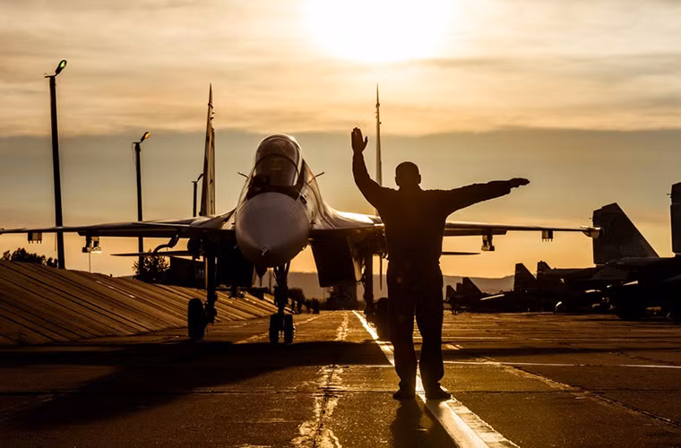 Một chiếc Su-30SM trở về căn cứ sau một ngày huấn luyện.