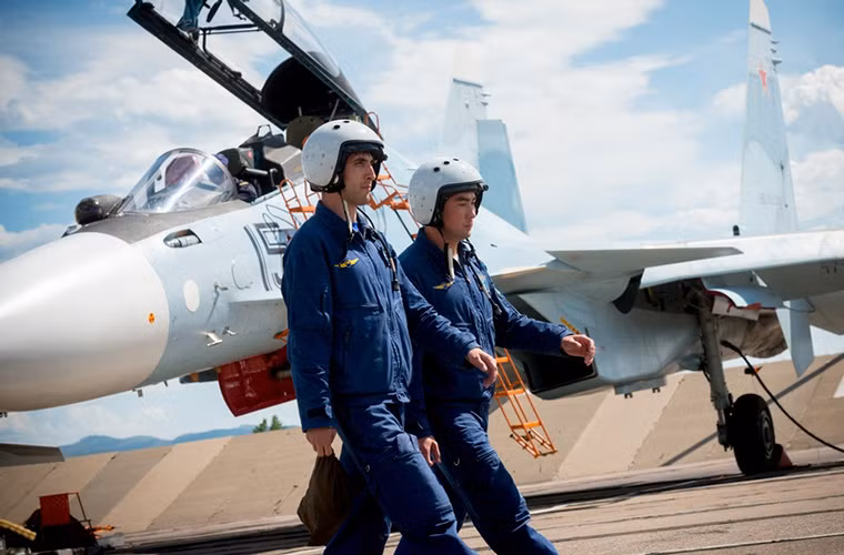 Một tổ bay khác của một chiếc Su-30 vừa kết thúc buổi huấn luyện.
