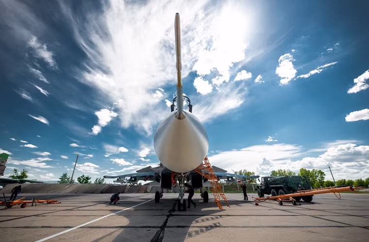 Cận cảnh nhìn từ phía trước của một chiếc Su-30SM.