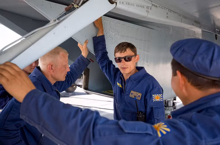 Trong ảnh là các phi công Su-30SM và đội hỗ trợ kỹ thuật mặt đất trong một buổi trao đổi sau chuyến bay huấn luyện.