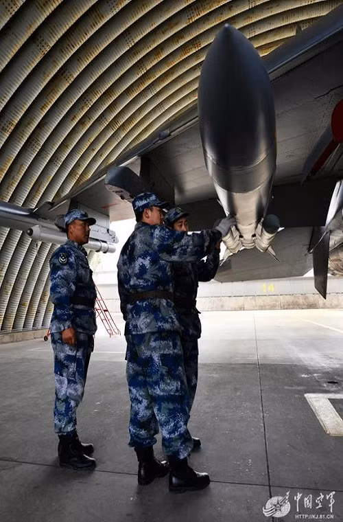 Một số nguồn tin cho biết, đợt tập trận diễn ra khi đã gần hết năm của Không quân Trung Quốc được tổ chức tại một căn cứ không quân ở miền Bắc nước này với sự tham gia của hàng chục máy bay chiến đấu các loại. Trong ảnh là một chiếc Su-30MKK với tên lửa chống radar Kh-31P.