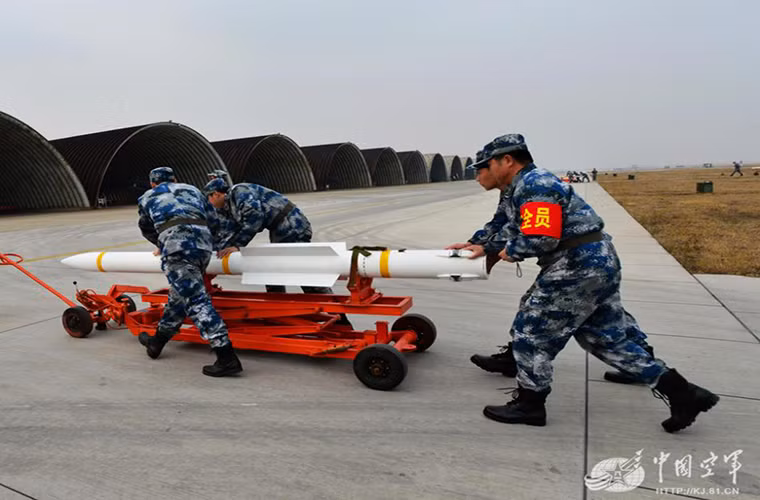 Lính Trung Quốc di chuyển quả đạn tên lửa không đối không R-77 tới máy bay. Đây là một trong những loại tên lửa đối không hiện đại nhất thế giới, trang bị đầu tự dẫn radar chủ động.