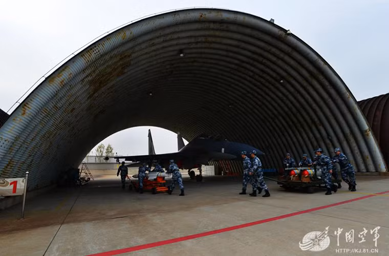 Ngoài Kh-31P và R-77, Nga được cho là đã cung cấp cho các máy bay Su-30MKK tên lửa hành trình Kh-59, bom thông minh KAB-500/1500...
