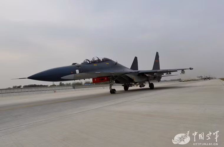 Trong đợt tập trận lần này, những chiếc Su-30MKK của Trung Quốc tiến hành diễn tập bắn đạn thật với mục tiêu chính là các hệ thống radar giám sát giả định của đối phương.
