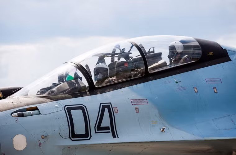 Tiêm kích Su-30 sẵn sàng xuất kích.