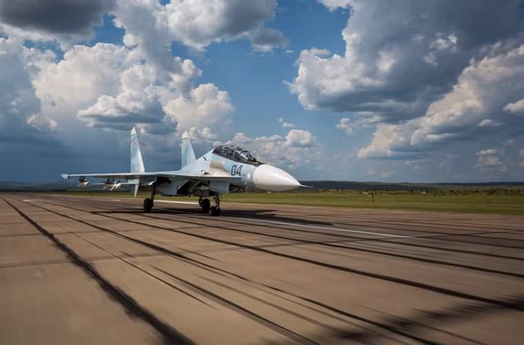 Ngay sau khi cất cánh, phi đội Su-30 của Nga sẽ gửi một thông điệp tới đối phương là “ Hãy bắt đầu sợ hãi”.