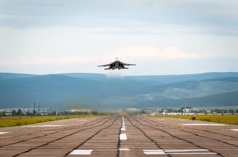 Hình ảnh chiếc Su-30SM đầu tiên cất cánh trong ngày hôm đó...