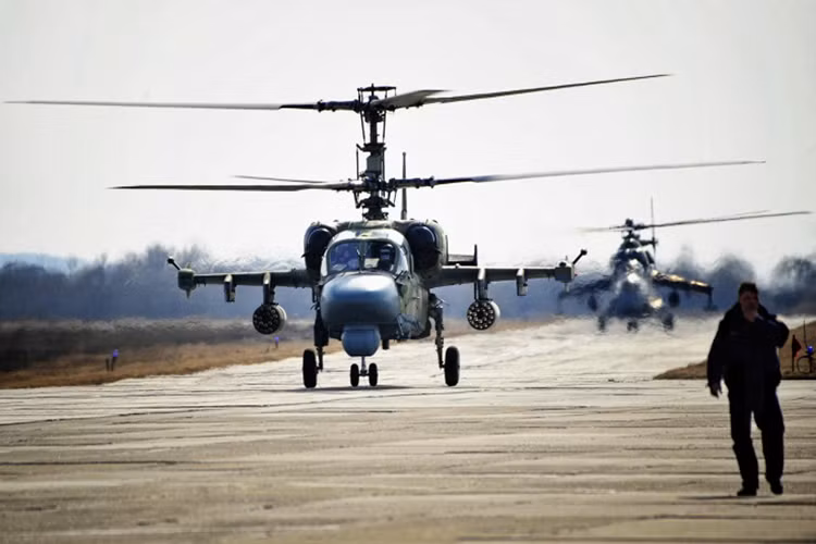 Tiếp theo Mi-35 là dòng trực thăng tấn công tiên tiến nhất của Không quân Nga hiện nay - Ka-52 Alligator với khả năng tiêu diệt mọi mục tiêu từ trên không cho đến mặt đất.