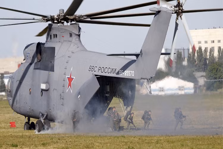 Một chiếc Mi-26 có thể mang theo tới 20 tấn hàng hóa hoặc hơn 80 lính dù cùng đầy đủ trang bị.