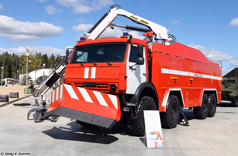 Một cái tên khác khá nổi tiếng trong ngành công nghiệp xe hơi Nga là Kamaz, họ cũng sở hữu vô số các dòng xe công binh hỗ trợ cho mục đích quân sự lẫn dân sự. Trong ảnh là xe cứu hỏa và cứu hộ APSB-6 trên khung gầm KAMAZ-63.501.