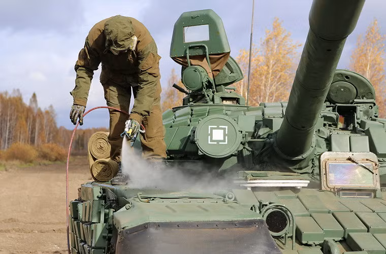 Một chiếc T-72 được phủ thêm một lớp sơn nền khác trước khi được kiểm tra.
