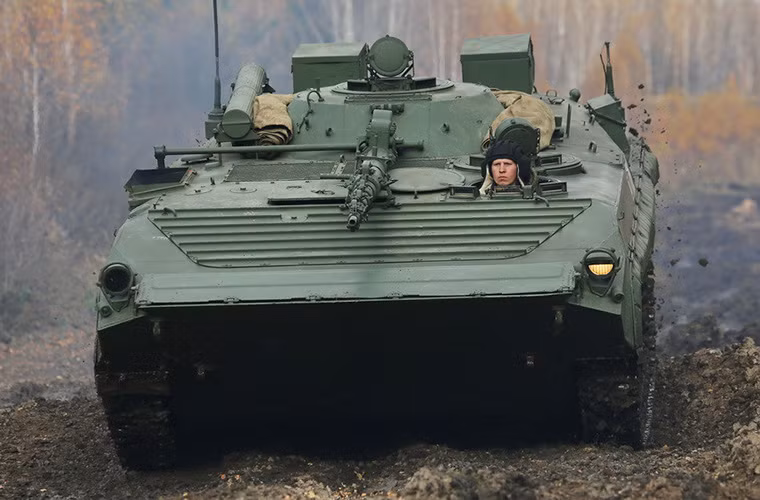 Xe chỉ huy chiến trường BMP-1KSh di chuyển chậm rãi qua bãi thử nghiệm.