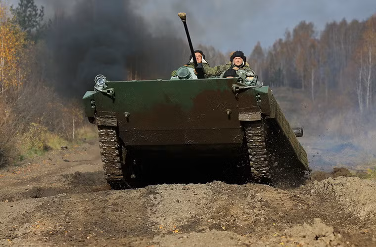 Chiếc BMP-2 mới toanh lúc đầu giờ đã đổi màu do bùn lầy.