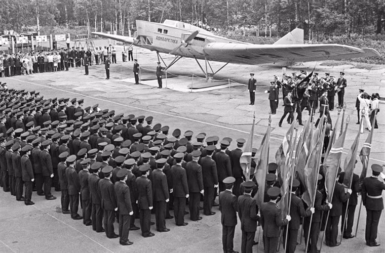 Vào năm 1925, thiết kế sư trưởng Andrei Tupolev của Liên Xô đã tạo ra mẫu máy bay ném bom hạng nặng hai động cơ TB-1 đầu tiên cho Không quân Liên Xô. Nó đã nhanh chóng trở thành mẫu máy bay ném bom tiên tiến nhất thế giới vào thời kỳ đó. Sau khi hoàn tất chuyến bay thử nghiệm đầu tiên vào ngày 26/11/1925, TB-1 đã nhanh chóng trở thành xương sống của lực lượng máy bay ném bom của Không quân Liên Xô lúc đó.