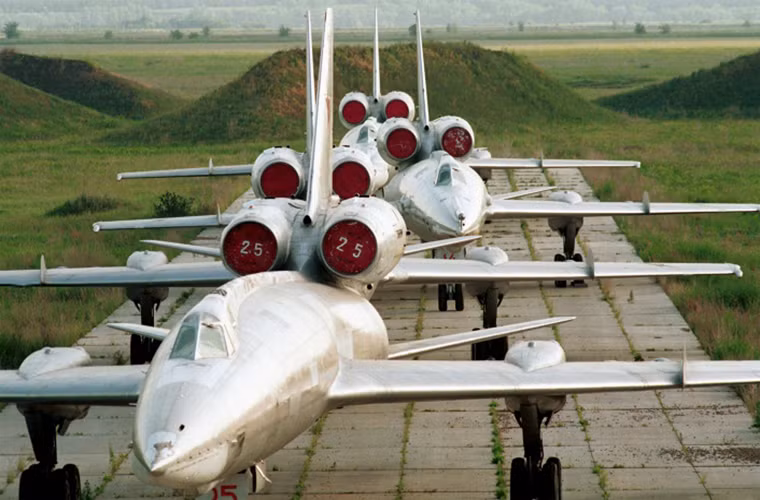 Trong khi đó Tupolev Tu-22 cũng do Cục thiết kế Tupolev phát triển trở thành dòng máy bay ném bom siêu thanh đầu tiên của Không quân Liên Xô.