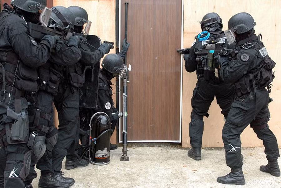 Trong vụ xả súng ở tòa soạn tạp chí châm biếng Charlie Hebdo, RAID đã tiêu diệt Amedy Coulibaly, kẻ trợ giúp cho anh em nhà Kouachi tại chuỗi siêu thị Hypercacher.