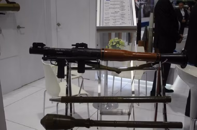 Súng phóng lựu chống tăng huyền thoại RPG-7 với các loại đạn mới tại gian trưng bày công ty cổ phần Bazalt của Nga.