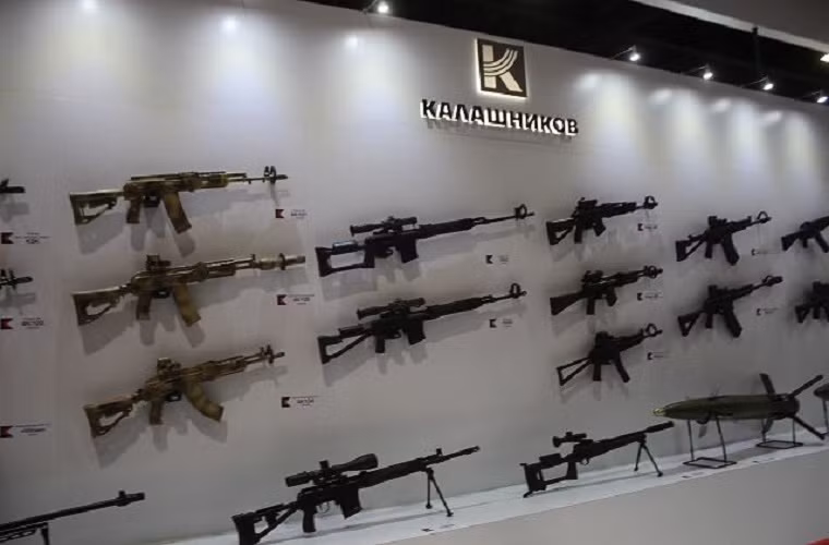Gian trưng bày của Tập đoàn vũ khí Kalashnikov của Nga với các dòng súng thuộc gia đình súng trường tấn công Ak.