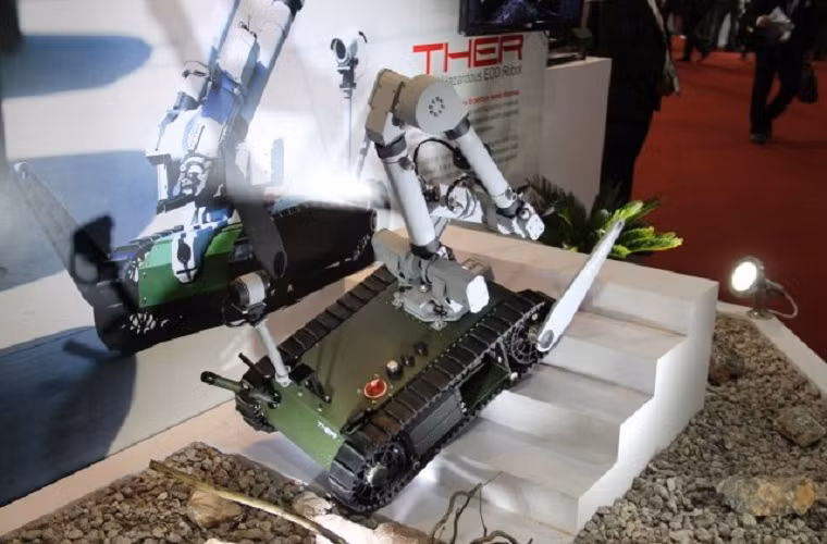 Mẫu robot THER hổ trợ rà phá bom mìn do công ty công nghệ AVIA của Thái Lan phát triển được giới thiệu tại triển lãm an ninh quốc phòng Châu á 2015.