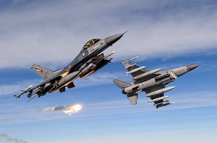 Không quân Thổ Nhĩ Kỳ bắt đầu đưa vào trang bị những chiếc F-16 đầu tiên vào năm 1987. Đến nay chúng vẫn là máy bay tiêm kích chủ lực của nước này.