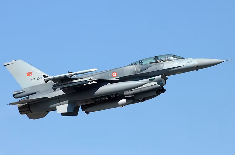 Được biết F-16 là dòng máy bay tiêm kích hiện đại nhất của Không quân Thổ Nhĩ Kỳ và nước này đang sở hữu ít nhất 230 chiếc F-16 với các biến thể F-16C và F-16D.