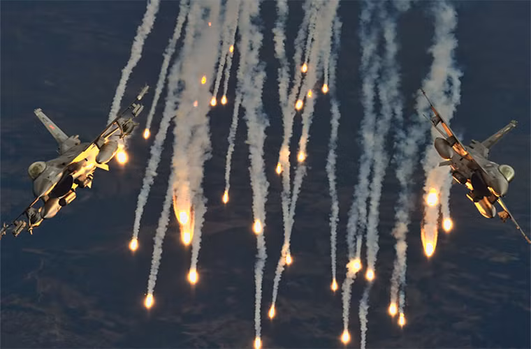 Một chiếc F-16C/D được trang bị tới 11 giá treo vũ khí nó có thể mang theo tới 7.7 tấn vũ khí các loại gồm các loại tên lửa không đối không, không đối đất, không đối hải và cùng nhiều loại bom dẫn đường thông mình khác.