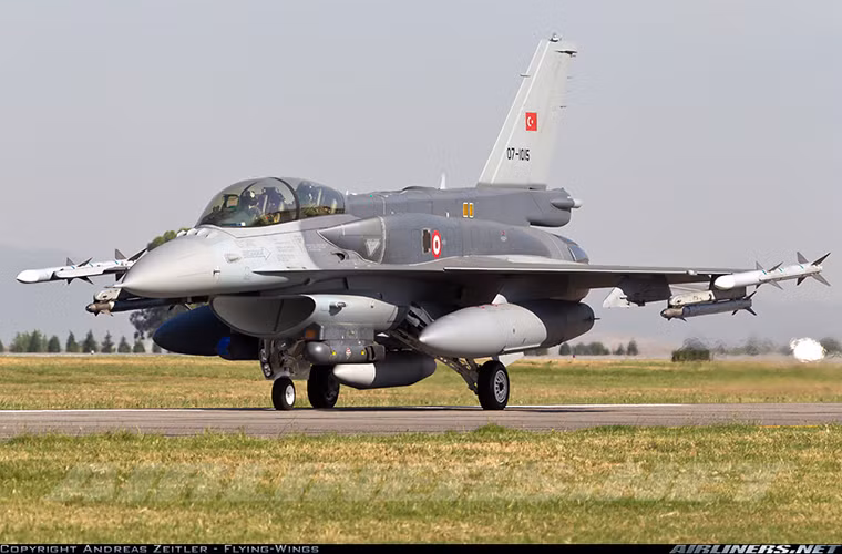 Biến thể F-16C chiếm tới hơn một nửa số lượng máy bay chiến đấu của Không quân Thổ Nhĩ Kỳ (khoảng 179 chiếc), trong khi đó biến thể F-16D (hai chỗ ngồi, tính năng tương tự F-16C) chỉ có 57 chiếc.