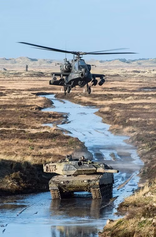 Trực thăng tấn công Apache AH-64D, xe tăng chiến đấu chủ lực M1 Abrams, xe tăng chiến đấu chủ lực Leopard 2A5, xe bọc thép hạng nhẹ LAV-25 là một phần “kho vũ khí” mà Mỹ và đồng minh đã triển khai trong một cuộc tập trận tại Romania gần đây.