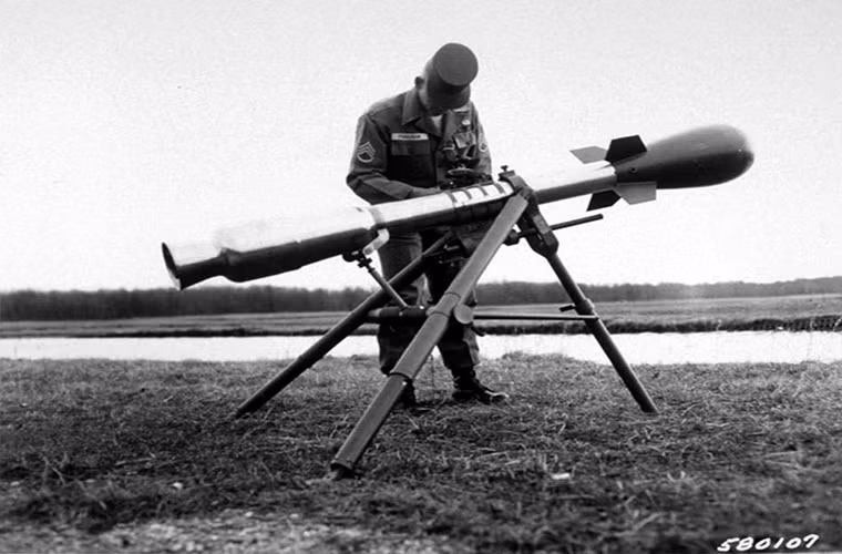 Đi tiên phong trong ý tưởng này có thể nói đến Quân đội Mỹ, khi vào năm 1950 Mỹ bắt đầu thử nghiệm một loại pháo không giật có khả năng triển khai một đầu đạn hạt nhân chiến thuật cỡ nhỏ có tên Davy Crockett. Tuy nhiên ý tưởng này về sau bị Bộ Quốc phòng Mỹ từ chối đưa vào phát triển sâu hơn nữa vì mức độ nguy hiểm của nó trên chiến trường.
