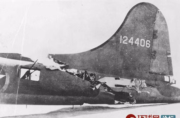 Phần đuôi của máy bay B-17 này do va chạm với một máy bay khác dẫn đến hư hỏng, cánh đuôi ngang bên trái bị lìa ra, tuy nhiên vẫn bay được tới căn cứ.
