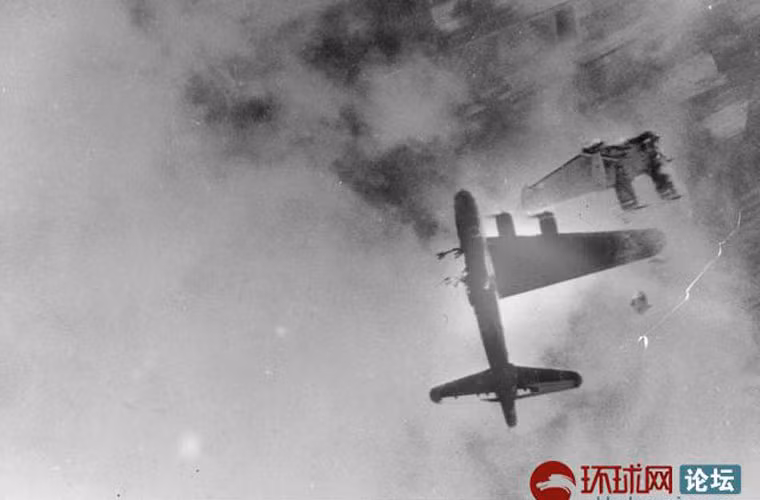 Bức ảnh khiến người xem phải "lạnh gáy" - khoảnh khắc một bên cánh chiếc B-17 đứt lìa khỏi thân. Mất cánh, máy bay không có khả năng nào để sống sót.
