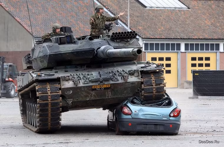 Một chiếc Leopard 2A5 trình diễn sức mạnh của mình cho khán giả.