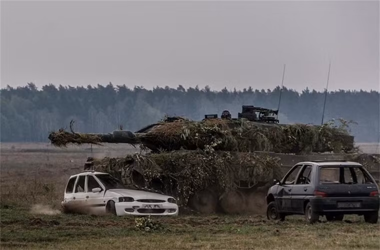 Xe tăng Leopard 2A5 của Quân đội Na Uy tập vượt vật cản với những chiếc xe hơi cũ đã qua sử dụng.